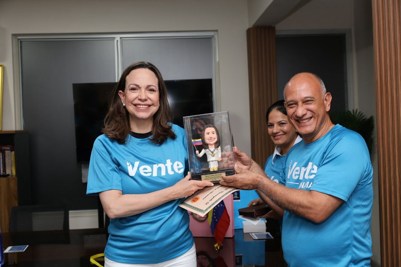 María Corina Machado con su estatuilla